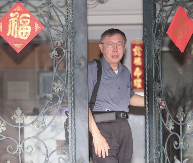 民眾党主席柯文哲16日早上七点多出门并回应政治献金案疑云。（陈君玮摄）