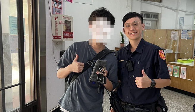 钥匙耳机掉了好心慌，暖警迅速帮忙寻获，日籍小哥哥超级感谢。（翻摄画面）