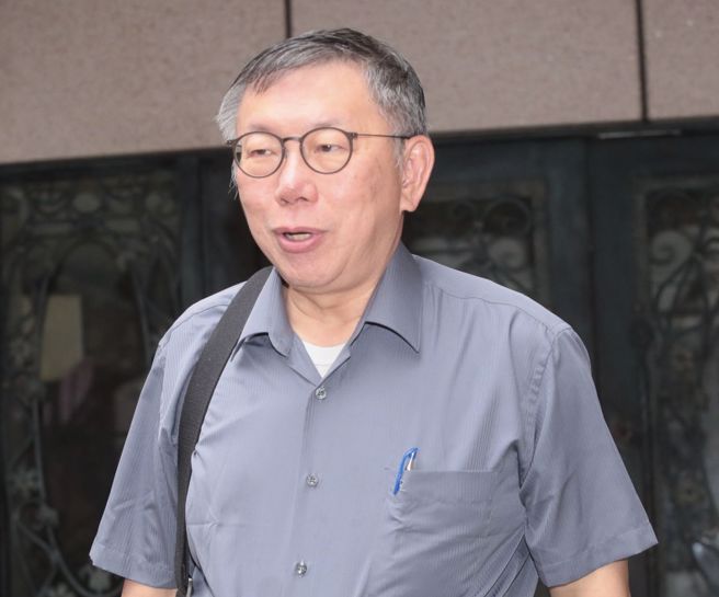 民眾党主席柯文哲16日早上七点多出门并回应政治献金案疑云。（陈君玮摄）