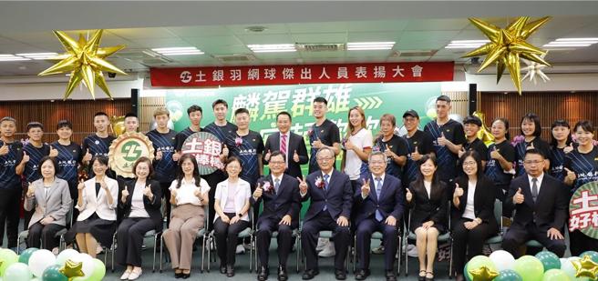 土銀董事長何英明親自頒發奬金100萬元予羽球隊球員王齊麟、50萬元予教練陳宏麟，總教練李松遠、助理教練林祐賢分別獲頒20萬元、10萬元，成功追平臺灣網球女雙紀錄的網球隊球員曹家宜亦獲頒20萬元獎金。圖／土地銀行提供