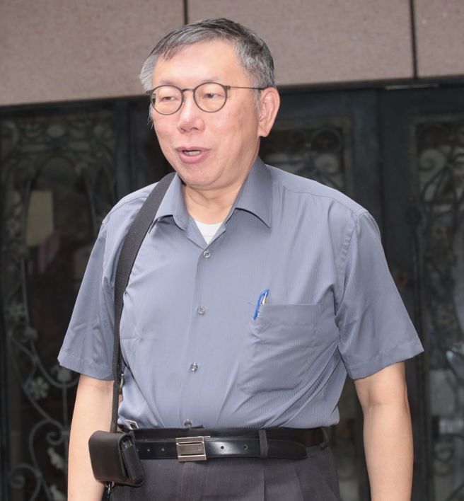 民眾黨主席柯文哲陷假帳風暴，圖為他今（16日）早上七點多出門並回應政治獻金案疑雲。（陳君瑋攝）