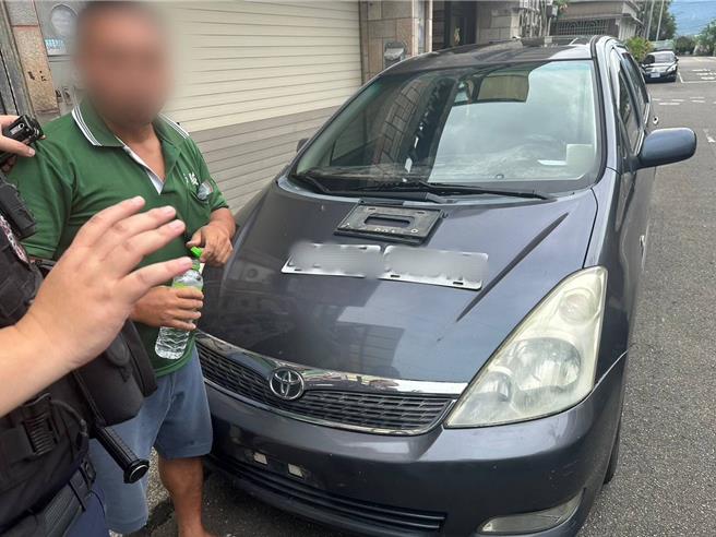 桃园大溪区一名27岁张姓男子，因汽车牌照遭吊销，透过LINE群组购买假车牌悬挂上路，遭八德分局员警以AI巡防系统辨识发现当场查获。（八德警分局提供）