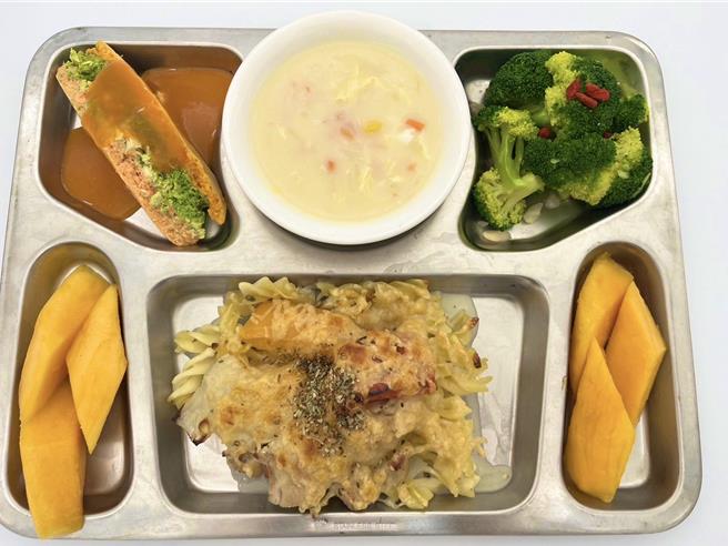 教育部全国偏乡中央厨房计画113年联合菜单-午星奖日前揭晓，高雄桃源区桃源国小运用在地食材，烹调美味健康午餐荣获「午星奖」。（高市教育局提供／杨舒婷高雄传真）