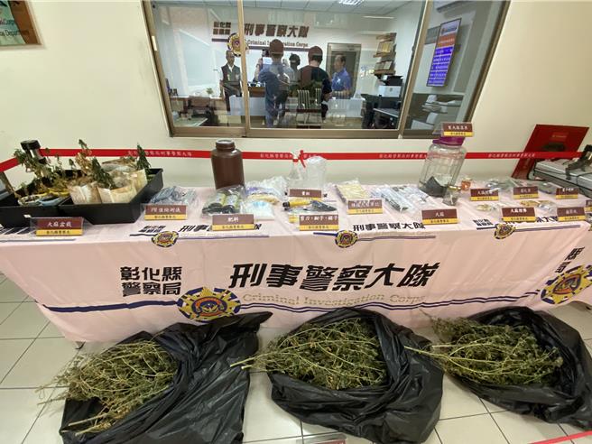 彰化縣警局刑警大隊近日在員林市破獲民宅大麻栽種場，起獲大批大麻植株及大麻油、大麻花等加工品。（孫英哲攝）