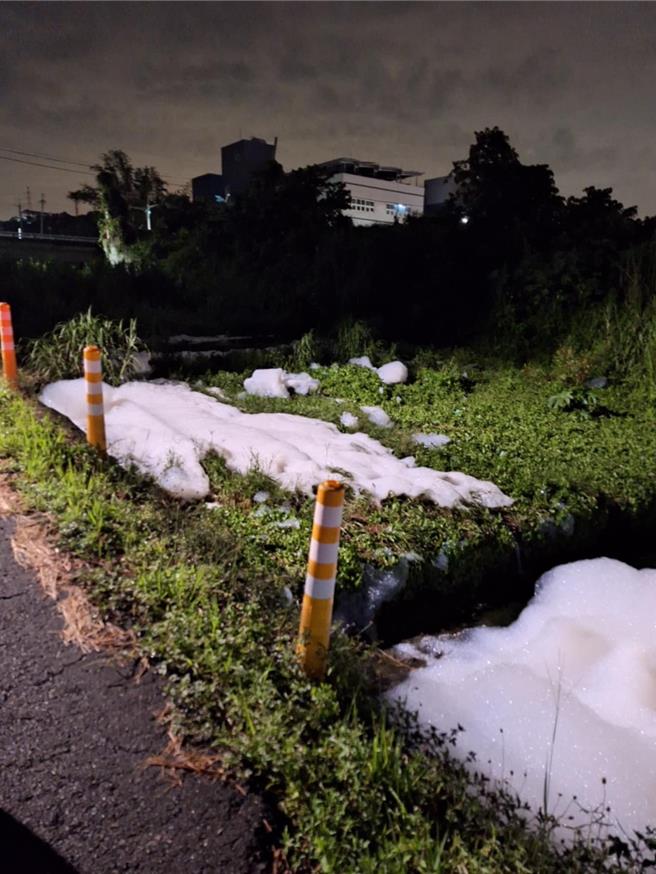 南崗工業區又有人偷排廢水，造成平山坑大排水溝15日傍晚浮現大量白色泡沫成泡泡河。（民眾提供／楊靜茹南投傳真）