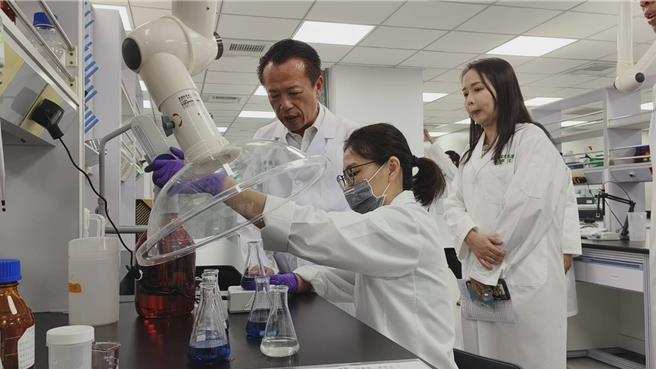 嘉義縣長翁章梁今天到食安大樓檢驗室了解颱風後山區水質檢驗。（廖素慧攝）
