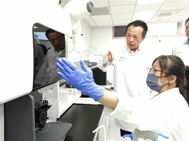 嘉義縣長翁章梁今天到食安大樓檢驗室了解精密儀器檢驗水質的結果。（廖素慧攝）