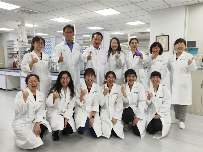 嘉義縣長翁章梁期勉檢驗人員繼續守護民眾飲用水安全。（廖素慧攝）