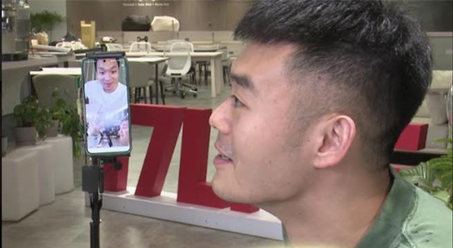 王齐麟（右）跟李洋视讯斗嘴。（17LIVE提供）