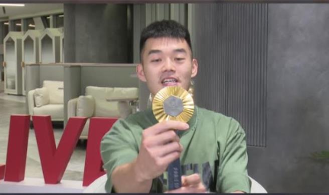 王齐麟分享得来不易的奥运金牌。（17LIVE提供）