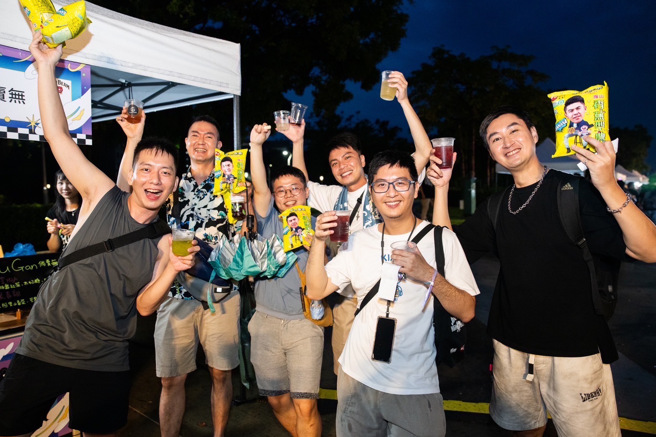 「大港閱冰」冰品嘉年華活動好康再加碼，滿足指定條件就有機會獲得鑰匙圈、限定口味乖乖等好禮。（圖/高雄市政府觀光局提供）