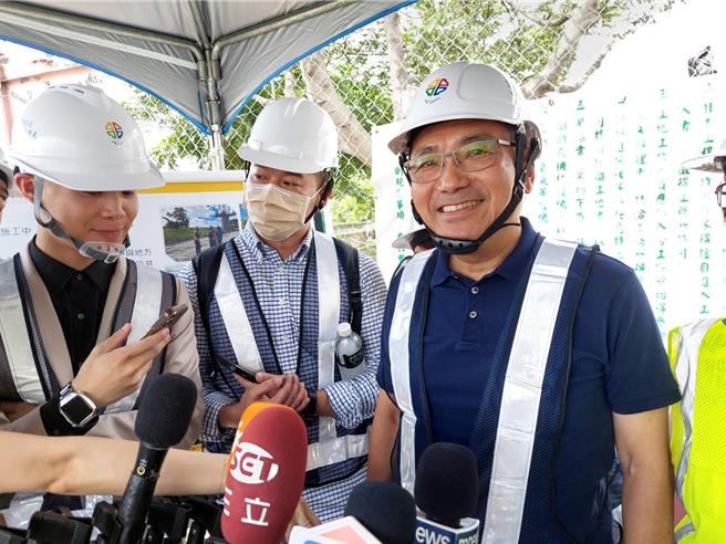 新北市长侯友宜今受访表示，期待政府拿出魄力尽快解决缺电问题。（陈慰慈摄）