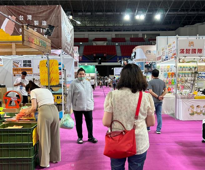 民眾逛街逛展场，在业者舌灿莲花推荐下脑波很弱衝动购物，消保官建议可善用访问交易规定的7日解除权，保障自己消费权益。（新竹县府提供／邱立雅竹县传真）