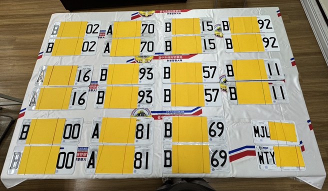 台中市许姓车主日前遭冒用车牌，无辜收到3000元超速罚单报案；警方溯源追出新北市陈姓卖家，发现他在台湾接单向大陆下单假车牌赚取2倍价差，依偽造特种文书罪嫌移送新北地检署侦办。（民眾提供／潘虹恩台中传真）