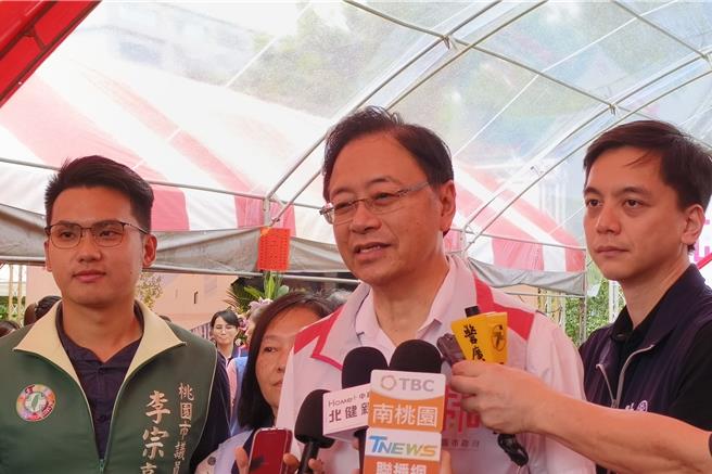 行政院15日坦承2023年北部供需差距约200亿度电，桃园市长张善政16日抨击，指过去8年错误的能源政策终于露出真相。张善政说，中央过去一直说不缺电，怎么突然之间换了一个总统就缺200亿度，显然过去8年的政策非常有问题。（赖佑维摄）