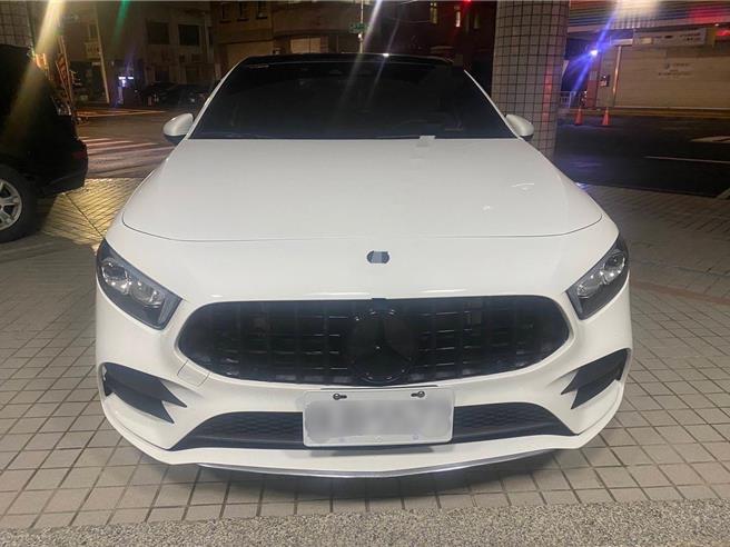 員警察覺車牌外觀有異、十分可疑，立即盤查郭姓女駕駛，經檢視車身原始車號後再經比對，當場識破懸掛假車牌。（警方提供／林雅惠高雄傳真）