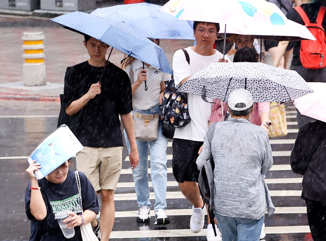中央气象署发布大雨特报，全台各地有局部大雨。（陈俊吉摄）