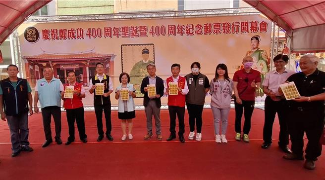台南市文化局长谢仕渊（右七）与郑成功祖庙副董事长郑有懋（右六）参加郑成功纪念邮票发行。（程炳璋摄）