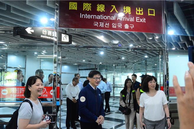 交通部長李孟諺（中）視察花蓮航站，在航廈走一趟「偽出國」路線，了解旅客出境動線。（王志偉攝）