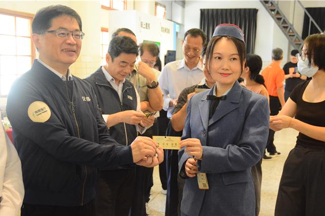 交通部長李孟諺（左）到文創園區關心交通部公路局展覽，和穿著「金馬號」列車小姐合影，還送部長「壽豐、吉安」紀念車票。（王志偉攝）