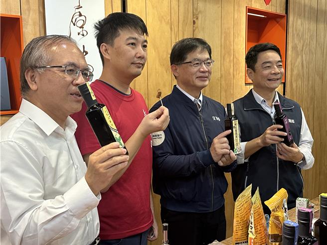 交通部長李孟諺（右三）到花蓮市形象商圈了解醬油等產業發展。（王志偉攝）