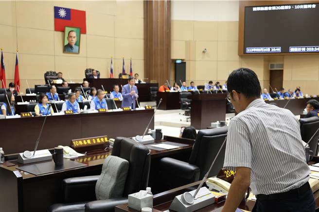 苗栗縣議會第20屆第9、10次臨時會，16日最後一天議程，苗栗縣警局新建大樓案及中央大矽谷計畫，再度成為府會熱烈討論焦點。（謝明俊攝）