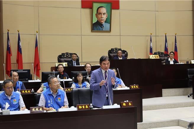 苗栗縣議會第20屆第9、10次臨時會，16日最後一天議程，苗栗縣長鍾東錦希望內政部核定苗栗縣警局新建大樓案總造價為17億元。（謝明俊攝）