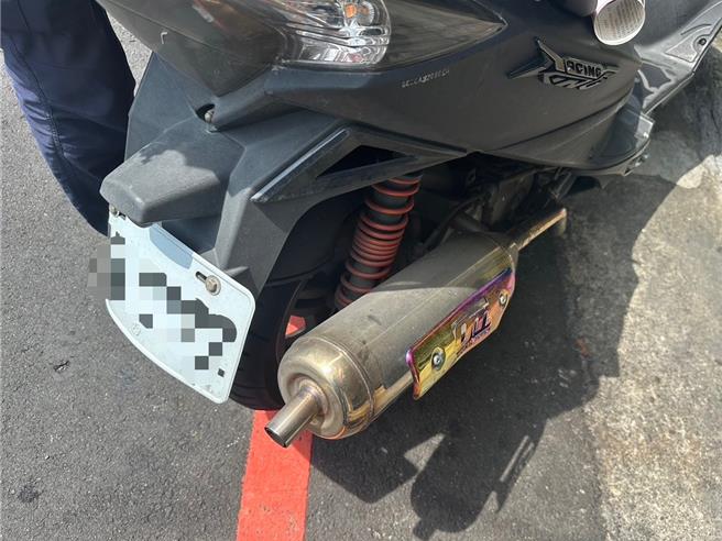 台中市47岁谢姓男子日前行经北区中清路因机车排气管噪音过大被员警拦停，因其无照，且身上散发酒气却拒测酒测，警方开出累犯拒测和无照驾驶罚单共38万4000元，并吊扣其车牌。（民眾提供／潘虹恩台中传真）