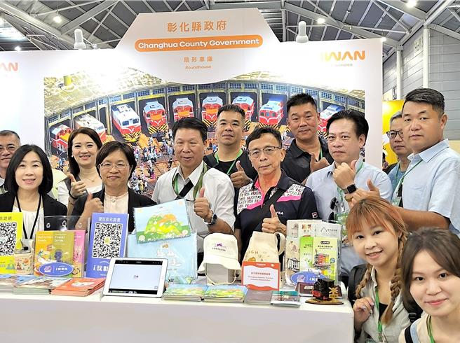 彰化县长王惠美（前排左二）16日率团参加新加坡秋季旅展台湾馆开幕活动。（彰化县政府提供／孙英哲彰化传真）