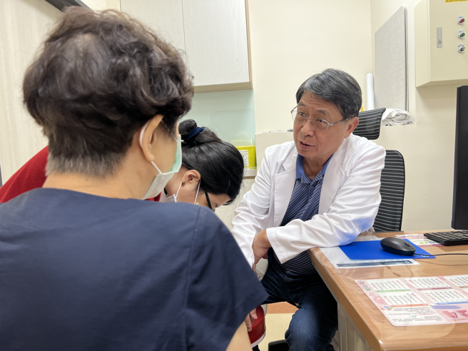 前荣总副院长、人工关节权威医师陈天雄建议，人工关节置换兹事体大，民眾务必慎选经验丰富的医师，才能降低失败机率。（林金池摄）