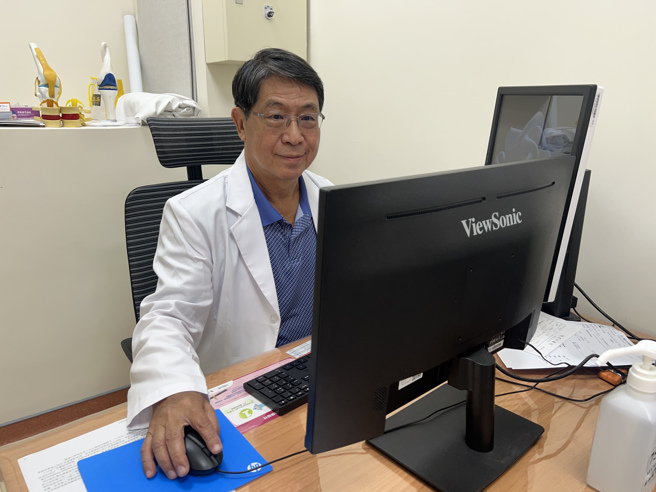 骨科权威陈天雄教授把手术当成艺术品般雕琢，凡事力求完美，仅管每次手术必须专注站立6小时以上，耗时费力，但只要患者能顺利復元，就是最大成就。（林金池摄）