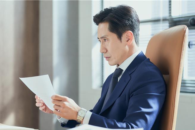 申河均在《监察》中饰演演孤傲、不信任别人的审计部组长。（Hami Video提供）