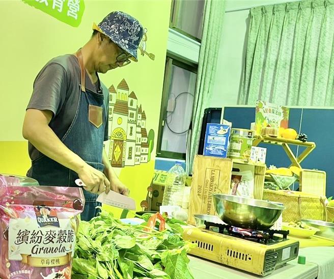 南投縣信義鄉慢午廚房主廚松芳古，親自教導同富國小學童認識大花咸豐草、龍葵等可以食用野菜。（楊靜茹攝）