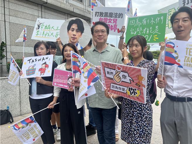 李洋、小天学长林右昌 率立委党工「站路口」一起欢迎奥运英雄。曾薏苹摄