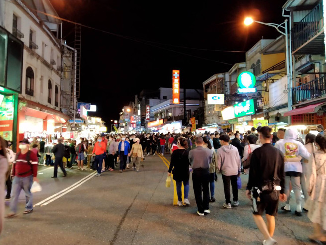 过往垦丁大街人潮盛况不再。（示意图：shutterstock／达志）