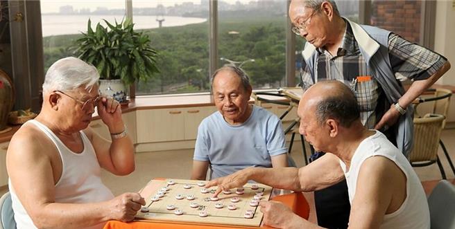 日本经济界呼吁，把通常以65岁以上定义的「老年人」的年龄上调。（图／本报资料照片）