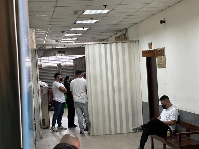 相验现场杨芷瑜在一群白衣弟兄陪同下现身。（民眾提供／任义宇高雄传真）