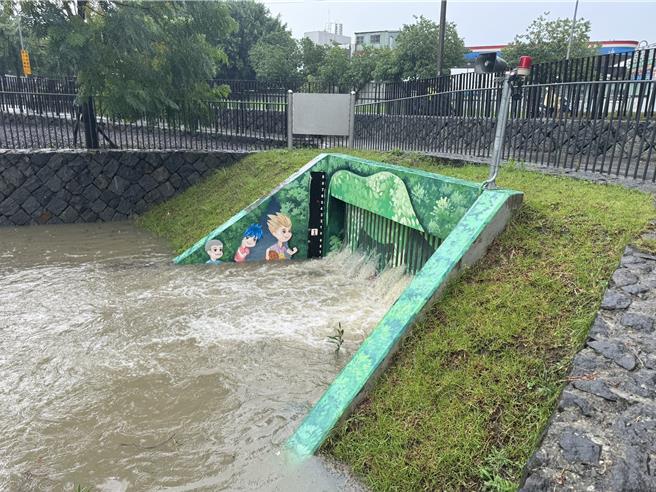 中和壽德公園滯洪池15日下午進流箱涵進水中。（新北市水利局提供）