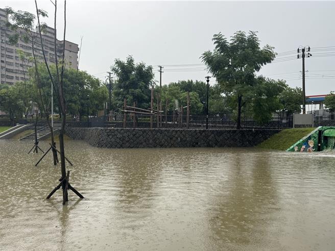 中和壽德公園滯洪池15日下午發揮滯洪功能。（新北市水利局提供）