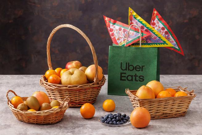 中元節剛好是「地官大帝」生日，也是補財庫的好時機。Uber推出「財運必拜組」專區，供消費者選擇招財、補財庫的圓形無籽水果。（Uber Eats提供）