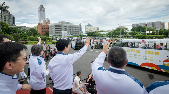 「台湾英雄大游行」车队由总统府出发，赖清德总统向运动选手挥手祝福。（取自总统府官网）