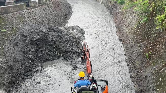 台东新园大排清出1.5万吨淤土。（读者提供／蔡旻妤台东传真）