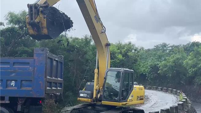 台东新园大排清出1.5万吨淤土。（读者提供／蔡旻妤台东传真）