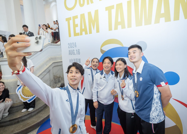 赖清德总统在总统府与选手互动。（取自总统府官网）