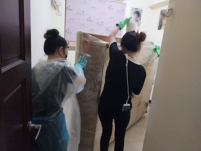 三重祖孙案，命案清理师凤姐曝床板有3人形，画面很惊悚。(命案清理师于璥菖提供)