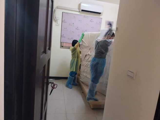 床板有「灵动」，凤姐和团队很平心看待。(命案清理师于璥菖提供)