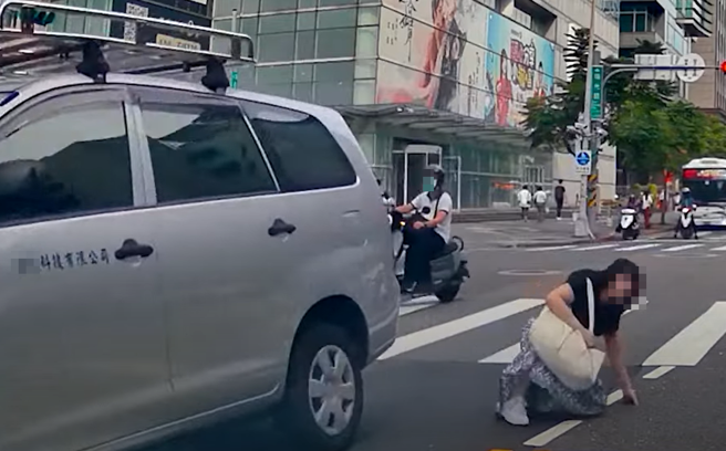 有女行人要過馬路時，遭到1輛休旅車從後腳踝輾過，讓她痛到蹲在地上久久站不起。（圖／翻攝自WoWtchout - 地圖型行車影像分享平台）