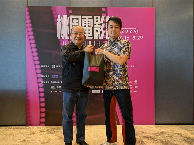 文化局邱正生局长（左）及日籍导演小松孝英合影。（桃影提供）