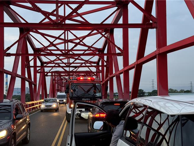 云林县消防局西螺消防分队跨过西螺大桥前往浊水溪对岸的溪州乡搜救。（云林县议员李明哲提供）