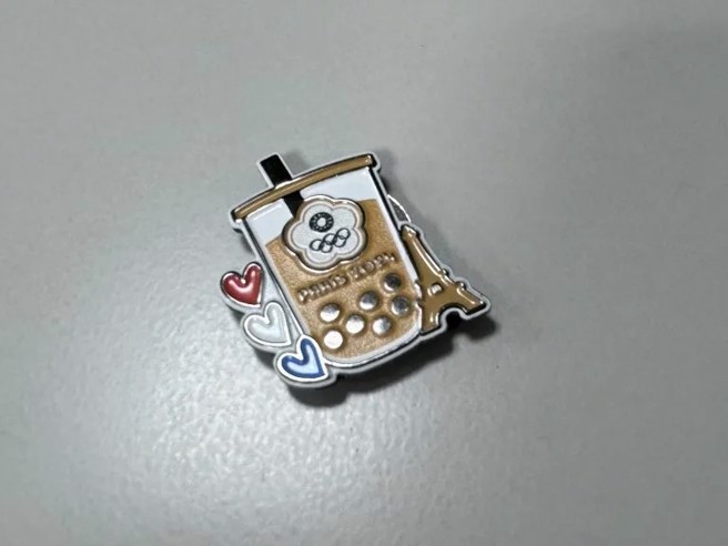 巴黎奧運中華隊得交換紀念品，珍奶徽章網路上居然出現盜版。（圖／中華奧會提供）
